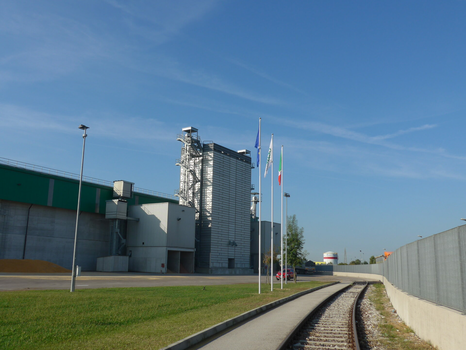 Поточная шахтная зерносушилка с рекуперацией воздуха Strahl 14000FR